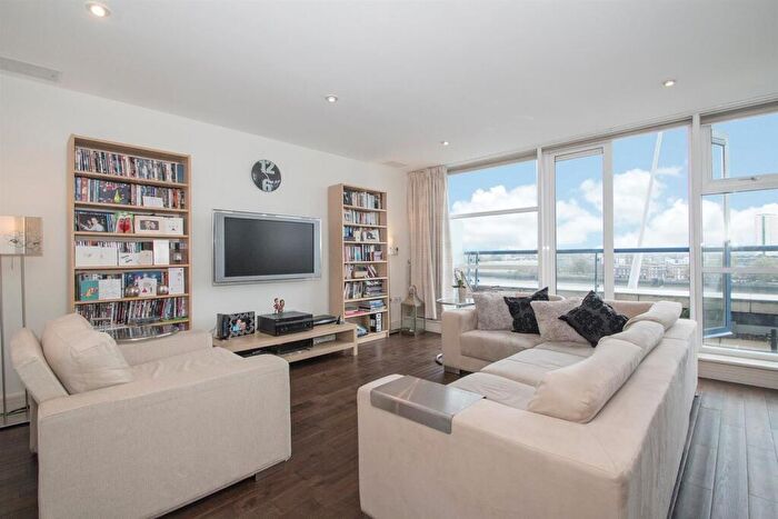 2 Bedroom Apartment To Rent In Apollo Building, Newton Place, E14