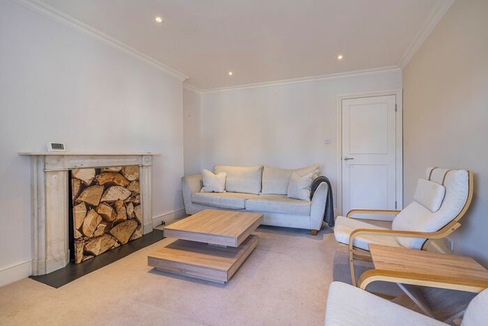 3 Bedroom Flat To Rent In Marloes Road, London, W8
