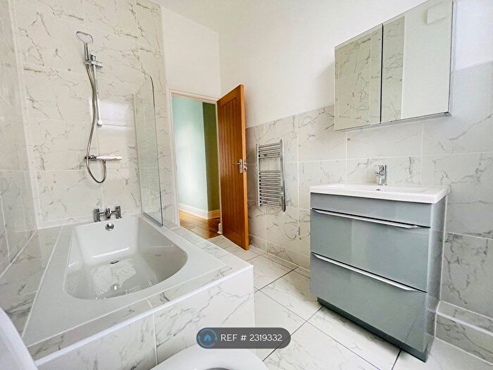 2 Bedroom Flat To Rent In Demesne Road, Manchester, M16