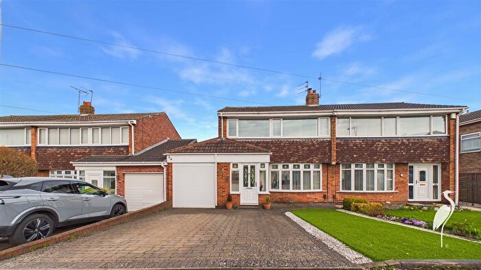 3 Bedroom Semi-Detached House For Sale In Brockenhurst Drive, Hastings Hill, Sunderland, SR4