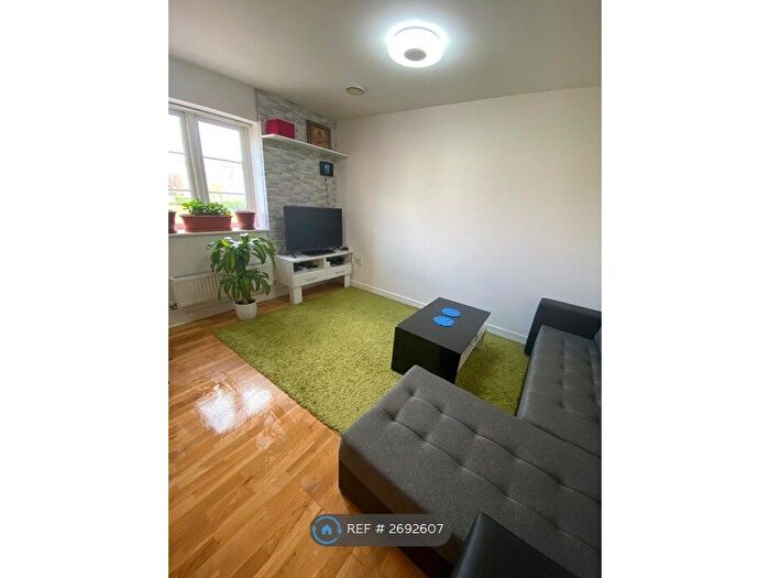 2 Bedroom Flat To Rent In Kings Reach, Slough, SL3