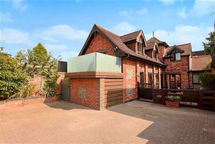 2 Bedroom Flat To Rent In Singers Lane, Henley On Thames RG9