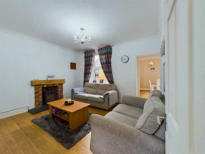 4 Bedroom Semi-Detached House For Sale In Heol Y Banc, Bancffosfelen, Llanelli, SA15