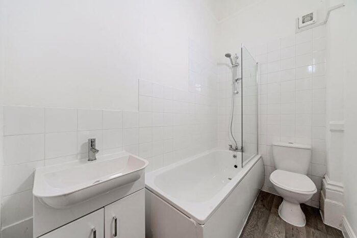 2 Bedroom Flat To Rent In Cavendish Road, London, SW12
