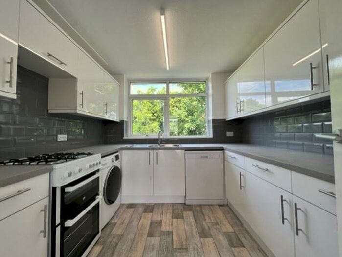 2 Bedroom Flat To Rent In Bourne Way, Bromley, London, BR2