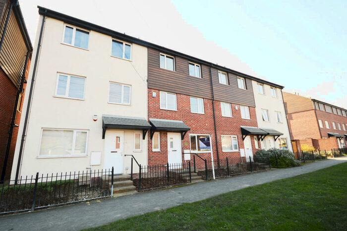 4 Bedroom Town House To Rent In Amberton Road, Gipton, Leeds, West Yorkshire., LS8