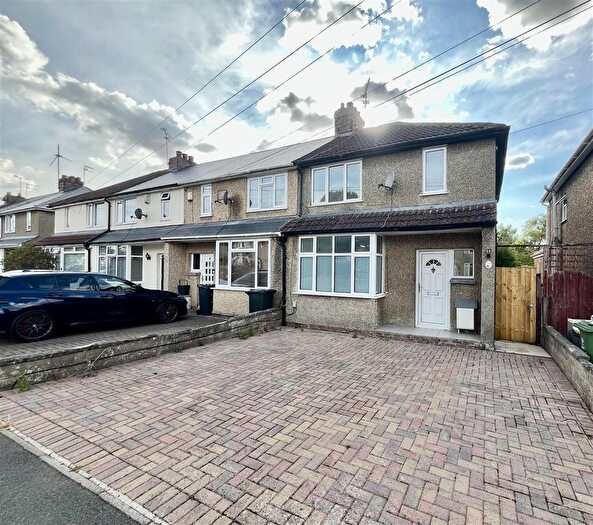 3 Bedroom End Terrace House For Sale In Somerset Road, Swindon, SN2