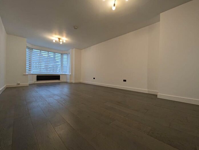 3 Bedroom Flat To Rent In Finchley Road, Golders Green, London, NW11