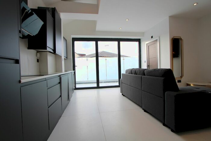 1 Bedroom Flat To Rent In Garratt Lane, London, SW18