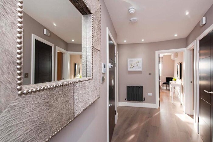 3 Bedroom Flat To Rent In Woodlands, Golders Green, NW11