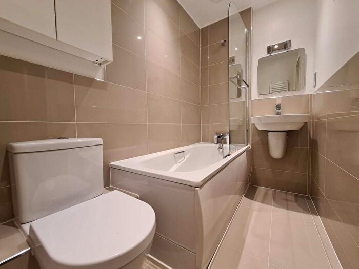 2 Bedroom Apartment To Rent In Commercial Road, London, E1