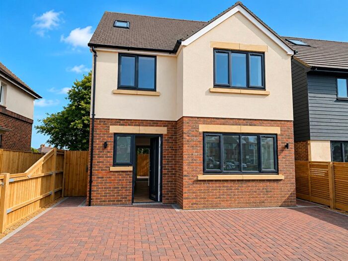 3 Bedroom Semi-Detached House To Rent In Gardner Road, Portslade, Brighton, BN41