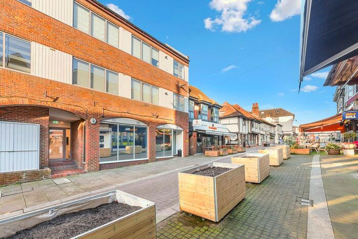 2 Bedroom Flat To Rent In High Street, Leatherhead, KT22