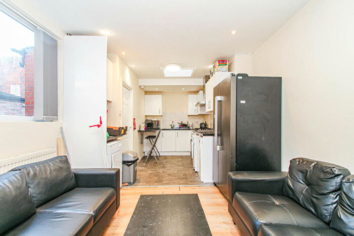 6 Bedroom Semi-Detached House To Rent In Teversal Avenue, Lenton, NG7