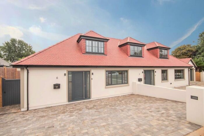 3 Bedroom Bungalow To Rent In The Circuits, Pinner HA5