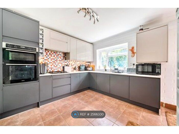 3 Bedroom Semi Detached House To Rent In Chesterfield Close, Orpington, BR5