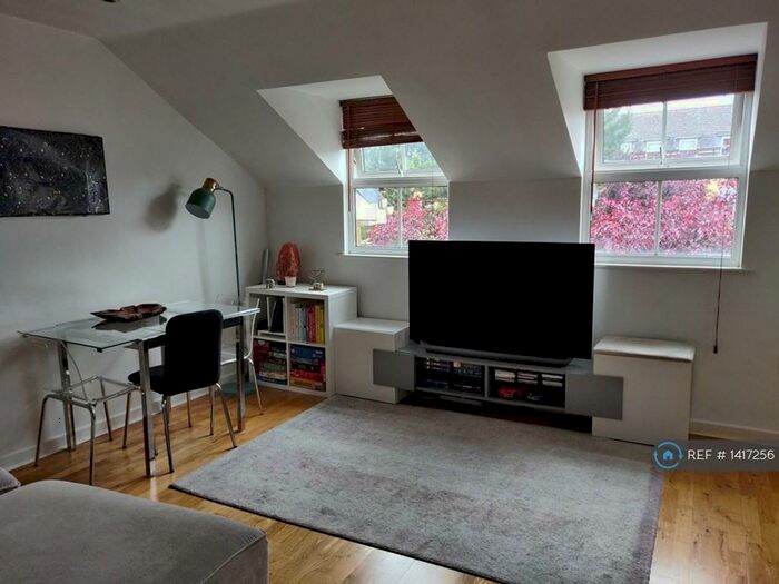 2 Bedroom Flat To Rent In Cambridge Court, Barnet, EN5