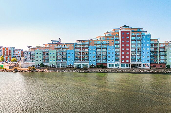 2 Bedroom Flat For Sale In Lifeboat Quay, Poole, Dorset, BH15