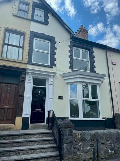 2 Bedroom Flat To Rent In Hillside, Neath, SA11