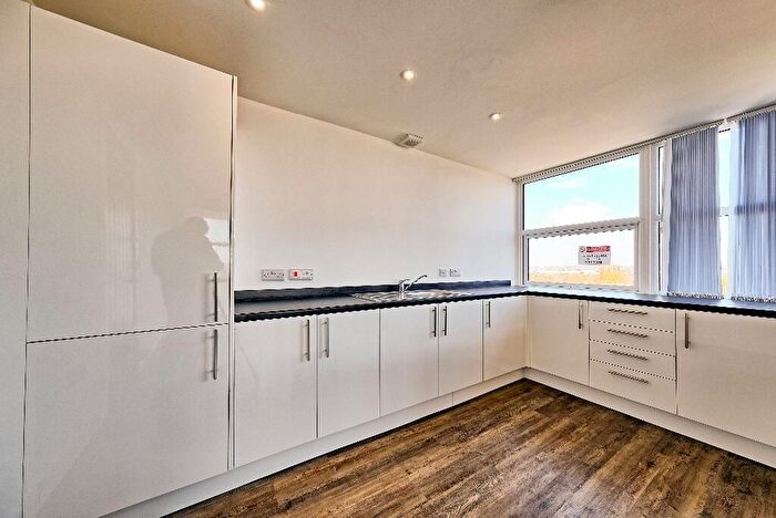 2 Bedroom Flat To Rent In Oldham Road, Manchester, M40