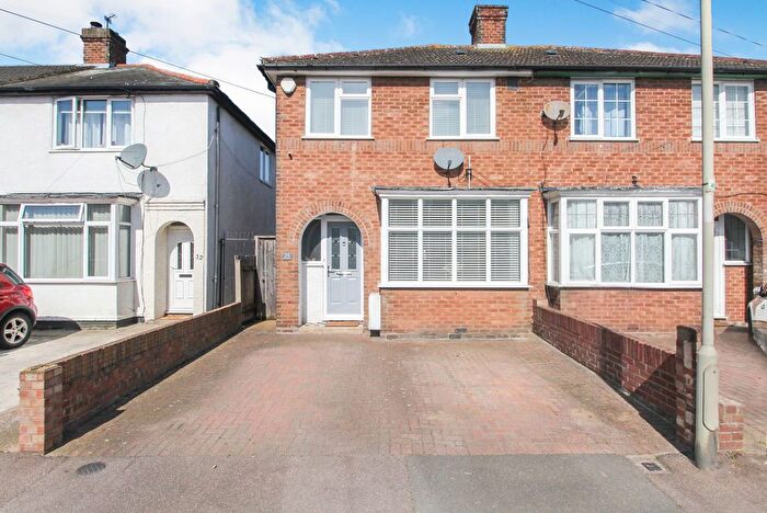 3 Bedroom Semi Detached House For Sale In Cedar Road, Bedford, MK42