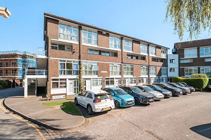 2 Bedroom Flat For Sale In Goral Mead, Rickmansworth, WD3