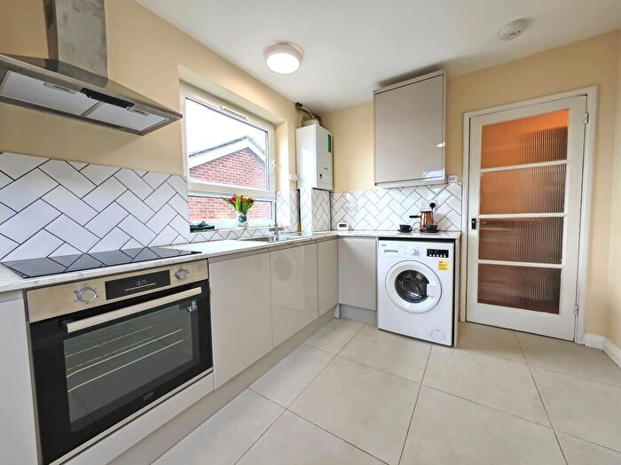 2 Bedroom Flat To Rent In Lyonsdown Road, New Barnet, EN5