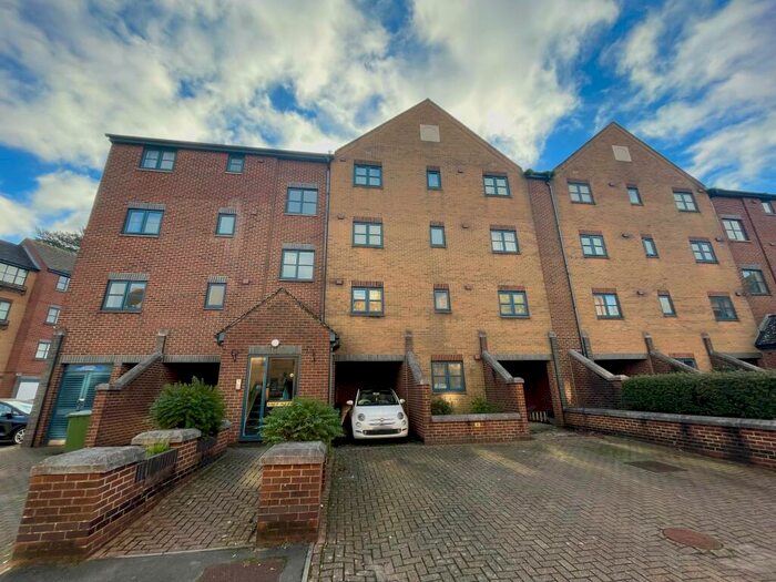 2 Bedroom Flat To Rent In Riverdene Place, Bitterne Park, Southampton, SO18