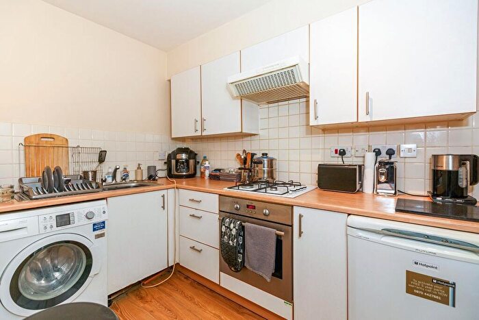 2 Bedroom Flat To Rent In Bank Street, Gravesend, Kent, DA12