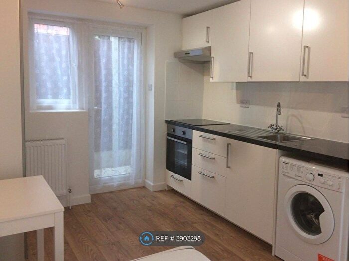 Studio To Rent In Hendon Way, London, NW2