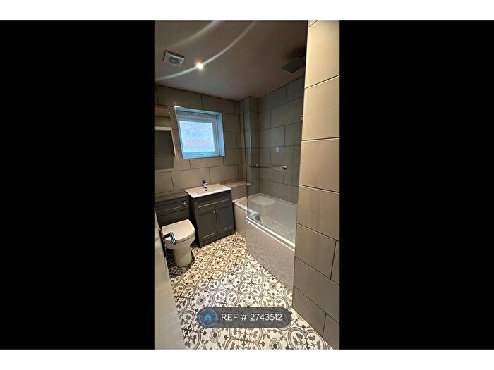 2 Bedroom Flat To Rent In Hulme, Manchester, M15