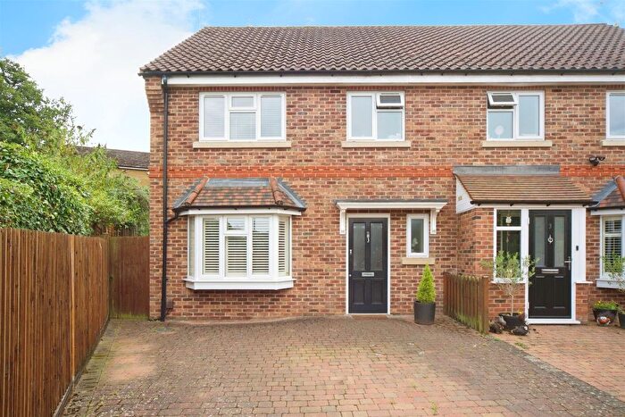 4 Bedroom Semi Detached House For Sale In Tarnbank, Oakwood, EN2