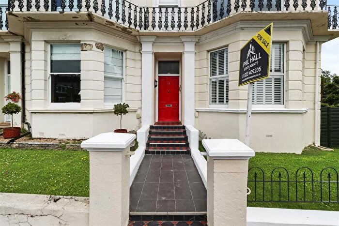 2 Bedroom Flat For Sale In Upperton Gardens, Eastbourne, BN21