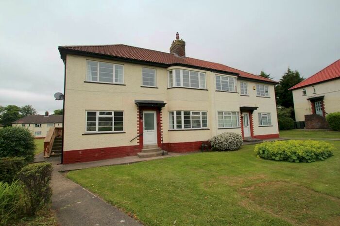 2 Bedroom Flat To Rent In Redesdale Gardens, Leeds, West Yorkshire, LS16