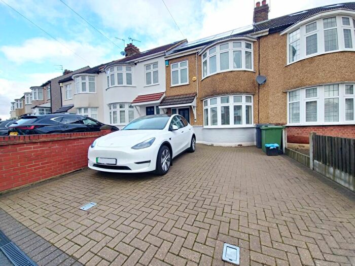 4 Bedroom Terraced House To Rent In Hazelmere Gardens, Hornchurch, RM11