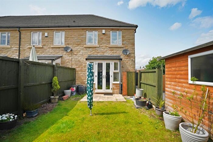 3 Bedroom Town House For Sale In Roundhill Gardens, Elland, HX5