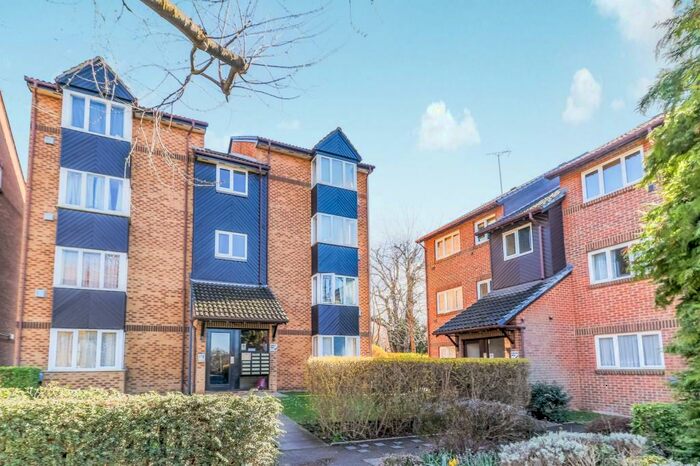 Studio To Rent In Saxon Close, Surbiton, KT6