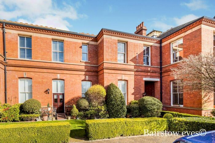 2 Bedroom Flat To Rent In Kensington House, Repton Park, IG8