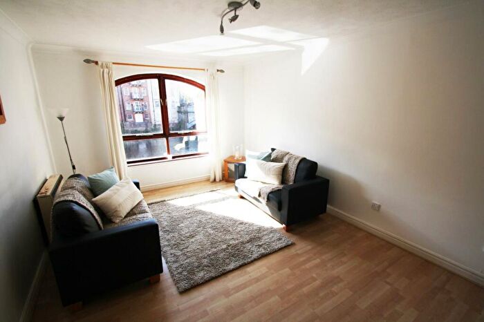 2 Bedroom Flat To Rent In Riverside Court, Leeds, West Yorkshire, LS1