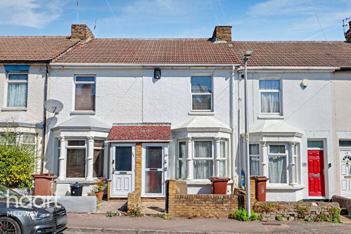 2 Bedroom Terraced House For Sale In Bingham Road, Rochester, ME2