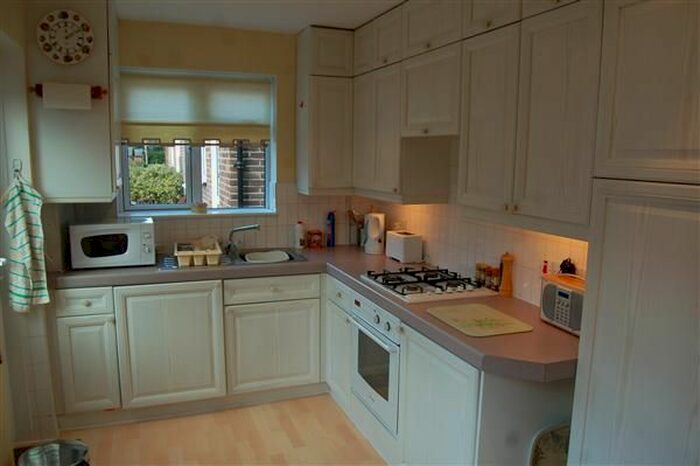 2 Bedroom Flat To Rent In Braeside Avenue, Wimbledon, SW19