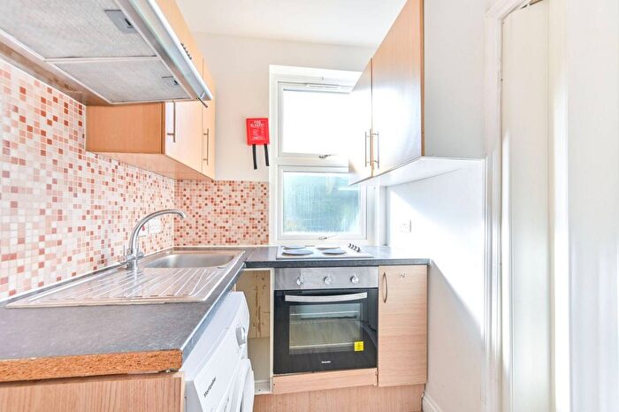 Studio To Rent In Yew Grove, Cricklewood, London, NW2