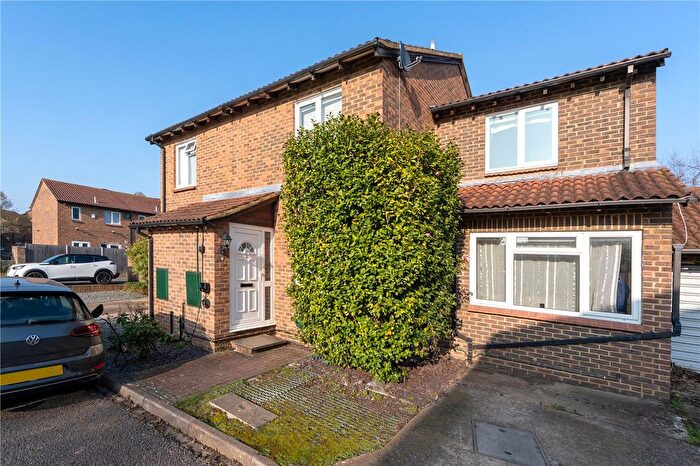 4 Bedroom Semi Detached House For Sale In Shore Close, Hampton, TW12