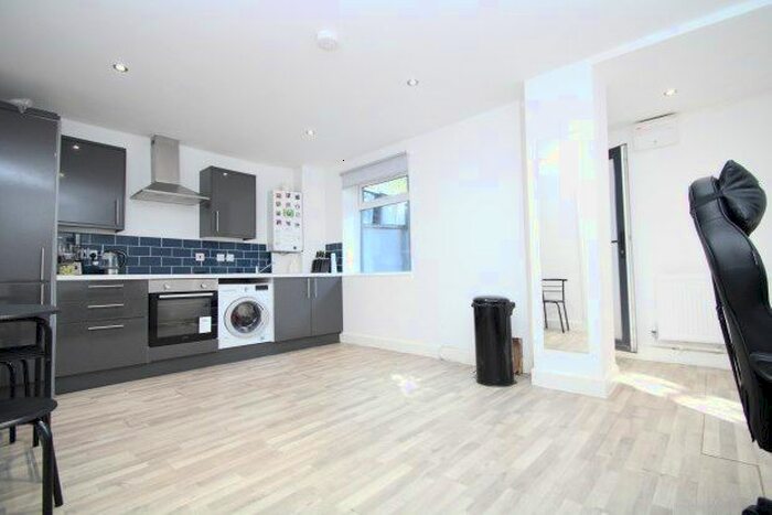 1 Bedroom Flat To Rent In Foxley Lane, Purley, CR8