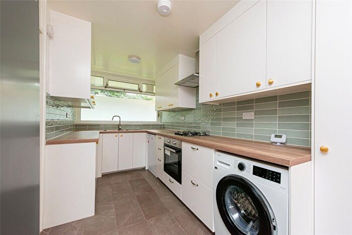 3 Bedroom Maisonette To Rent In Fayetville House, New Orleans Walk, Islington, London, N19