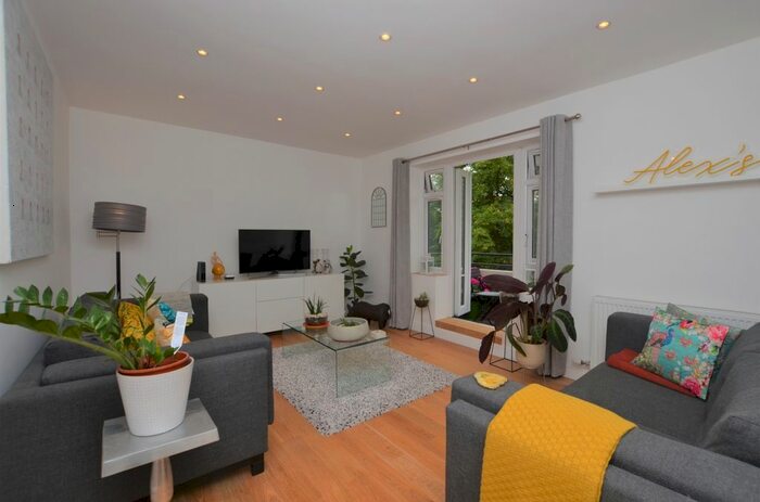 3 Bedroom Flat To Rent In Perry Vale, London, SE23