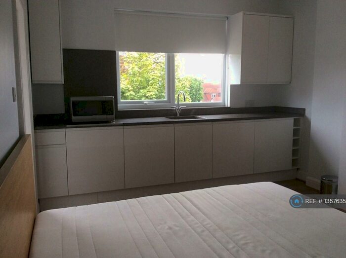 Studio To Rent In Russell Lane, London, N20