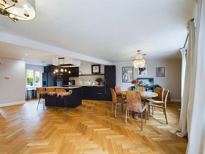 4 Bedroom Town House For Sale In Colney Road, Berryfields, Aylesbury, HP18