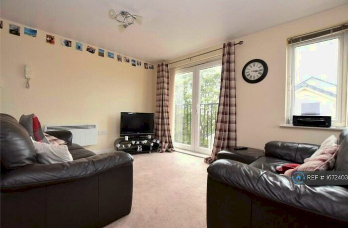 2 Bedroom Flat To Rent In Ash Court, Leeds, LS14