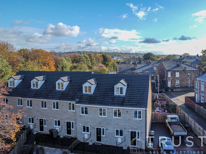 3 Bedroom Town House To Rent In James Street, Liversedge, WF15